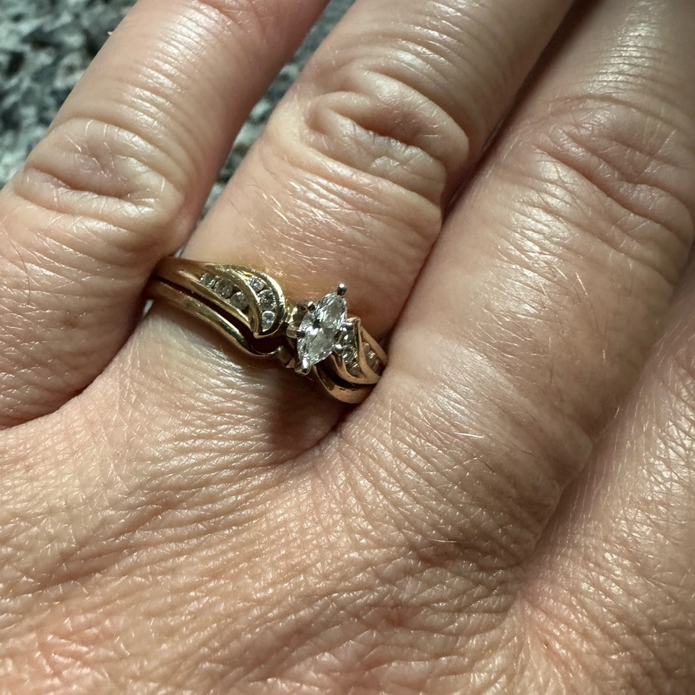 Wedding ring 14 kt gold size 9 great shape